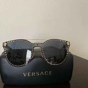 Versace gold tone sunnies!